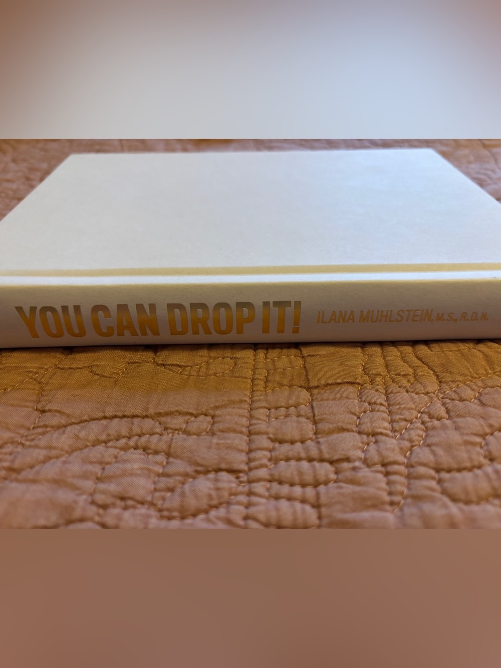 Hardcover Book "Can Drop It!" in White and Gold